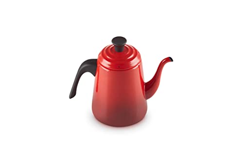 Le Creuset Drip Wasserkessel, Emaillierter Karbonstahl, 0,7 L, Kirschrot, 40110020600000 im Sale