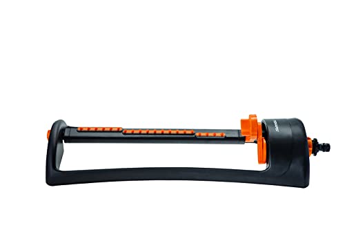 Fiskars Wassersparender Sprinkler L, Einfaches Einstellen der Reichweite, Robuster Metallfuß, Universalgröße, 17,5 x 19 m Reichweite, 1,4 kg, Schwarz/Orange, 1023661 im Sale