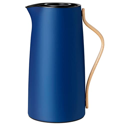 Stelton Kaffee-Isolierkanne Emma - Edelstahl-Thermoeinsatz, doppelwandig isoliert - Thermoskanne/Kaffeekanne/Teekanne mit Buchenholzgriff, Easy-Click-Deckel - 1,2 Liter, glänzendes Finish, Dunkelblau im Sale