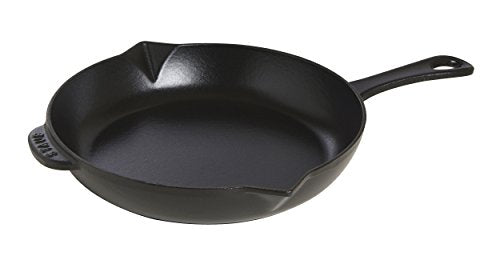 STAUB Bratpfanne aus Gusseisen, 26 cm, mit Ausgießer, für alle Herdarten geeignet, Schwarz