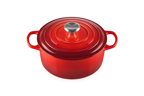 Le Creuset Signature Gusseisen-Bräter mit Deckel, Ø 26 cm, Rund, Für alle Herdarten und Induktion geeignet, Volumen: 5,3 l, 5,135 kg, Kirschrot, 21177260602430 im Sale