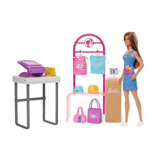 Barbie Mode-Boutique Spielset - Foliendesigns Puppe, über 150 originelle Looks, inklusive 2 Oberteile und 5 Folienblätter, Kleiderständer und Kreditkartenlesegerät, ab 3 Jahren, HKT78 im Sale