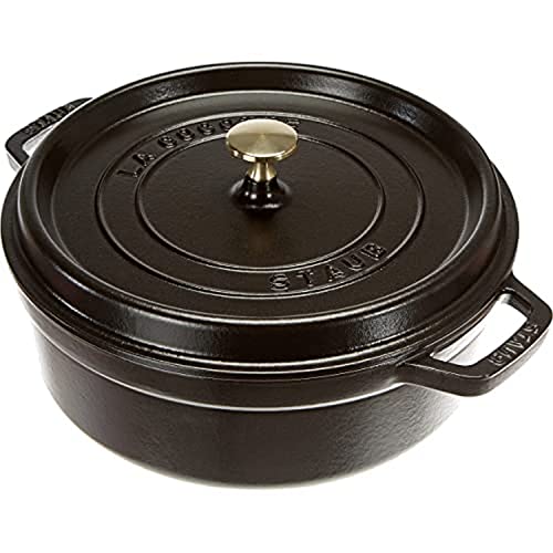 STAUB Gusseisen Bräter/Cocotte, Rund & Flach, 26 cm, 4 L, Aromaregen Funktion, Für alle Herdarten geeignet, schwarz