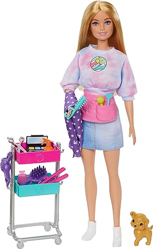 Barbie On Set Malibu Puppe und Zubehör - Frisierwagen, Haar- und Make-up-Accessoires, Schürze, Hündchen, für Kinder ab 3 Jahren, HNK95 im Sale