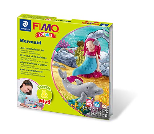 Staedtler 8034 12 LY Fimo kids form&play Set Mermaid (superweiche, ofenhärtende Knete, kinderleichte Anleitung, wiederverschließbare Box, Set mit 4 Fimo Blöcken, 1 Modellierstab und 1 Spielkulisse)