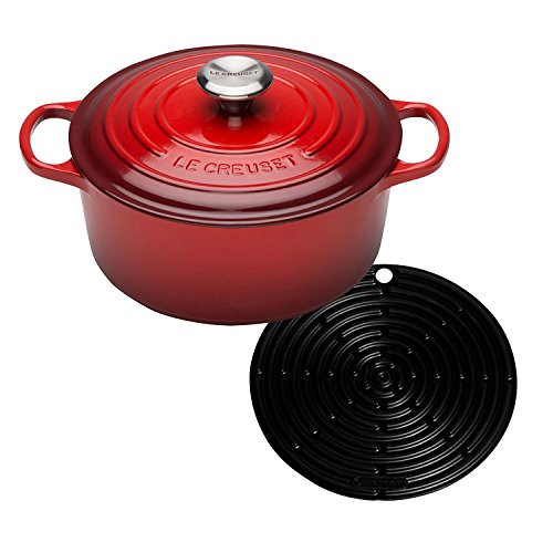 Le Creuset Gusseisen Bräter Signature rund 26 cm, kirschrot & Le Creuset Silikon-Accessoires Topflappen rund schwarz im Sale