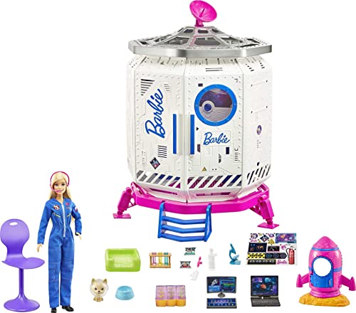 Barbie GXF27 - Weltraumabenteuer Raumstation, Raumfahrtpuppe, Hündchen, Arbeitsstation, Weltraumszenen, 20 Zubehörteile, Spielzeug Geschenk für Kinder ab 3 Jahren im Sale